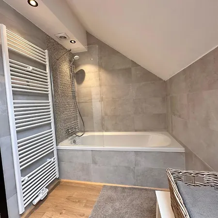 Dom wakacyjny Domaine De Hurlevent - 10 Personnes - Le Refuge Aywaille